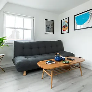  Apartment Newly Renovated One-bedroom, 99 Steps To The Sea